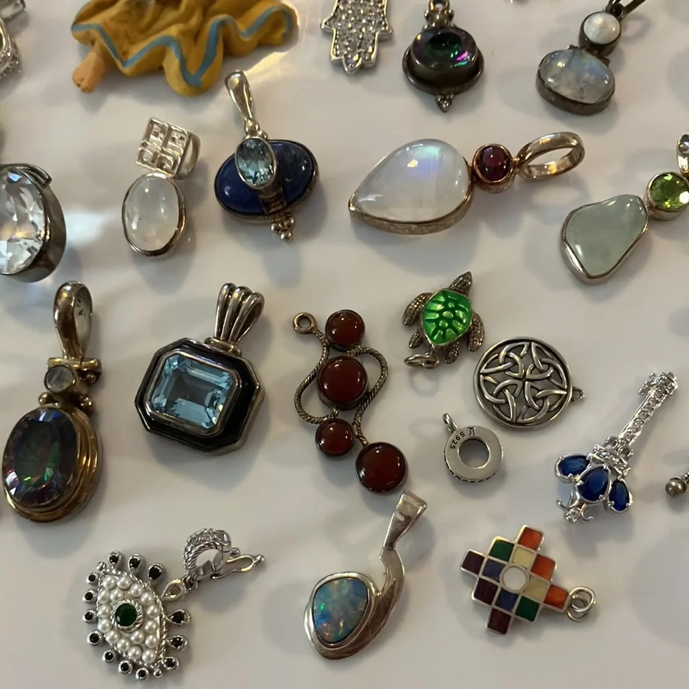 Beautiful 46 piece lot of ladies, assorted pendants/charms plus angel - Picture 6 of 11